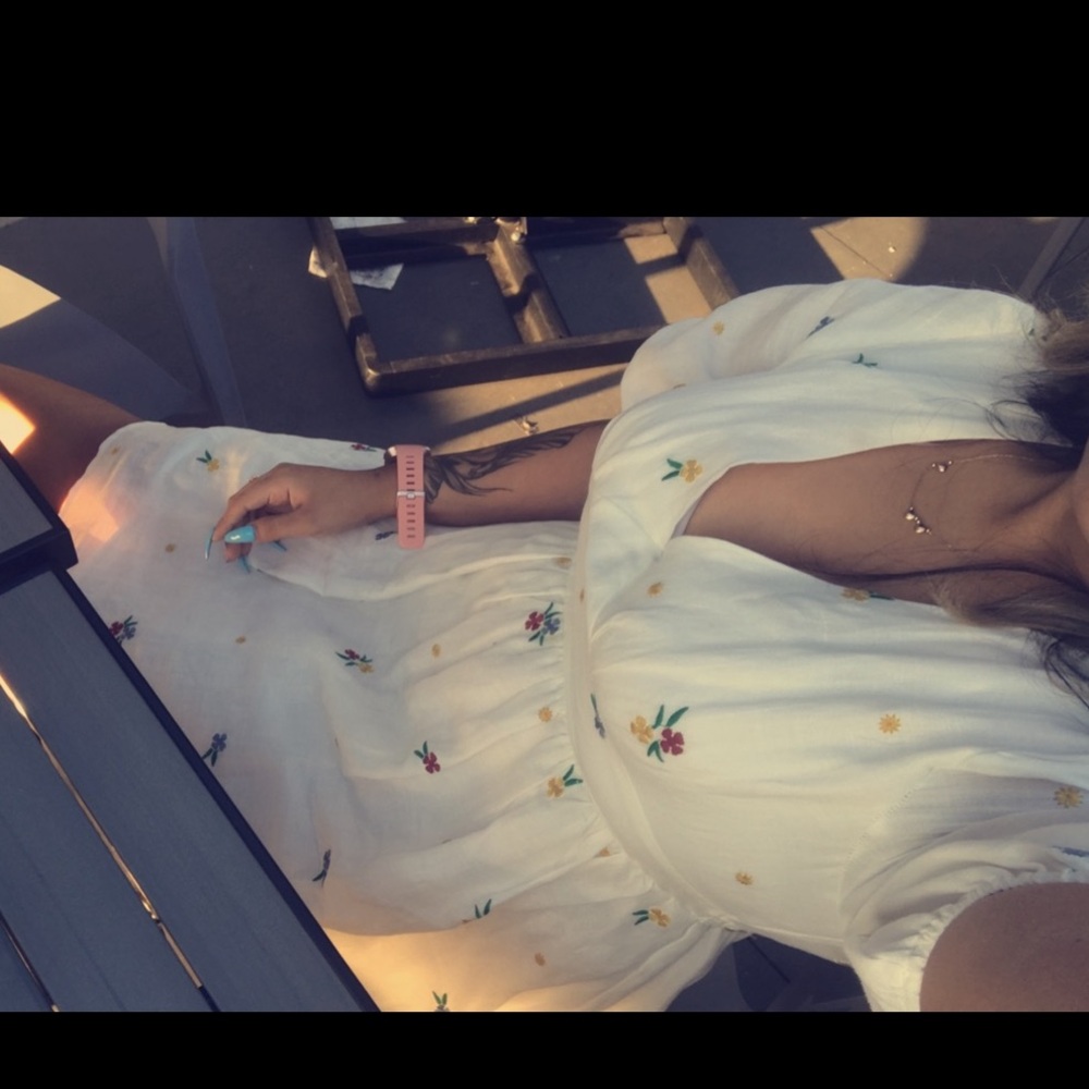 Cute white dress with embroidered flowers 🌺 - Picture 2 of 5